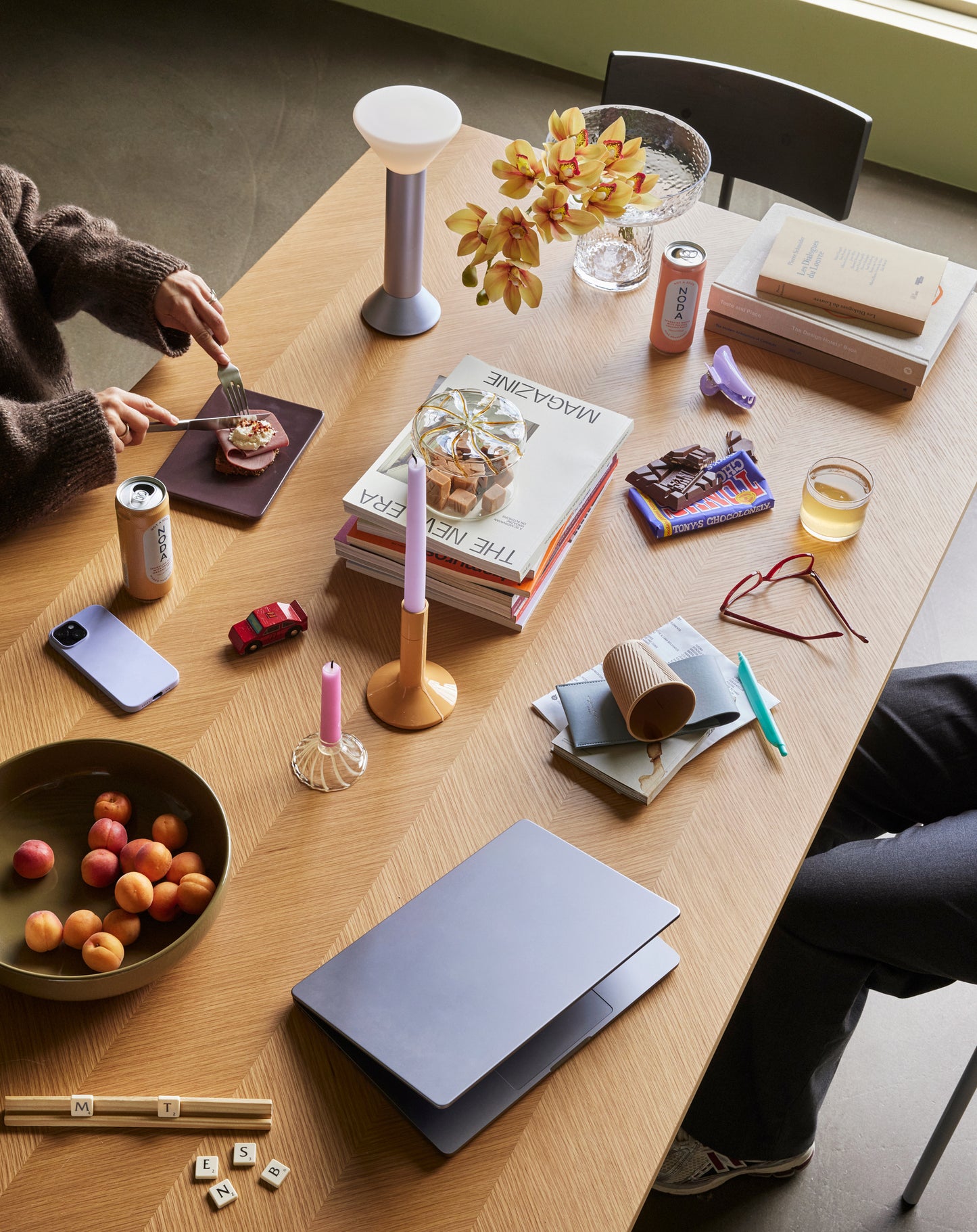 Grande table à manger à chevrons, finition naturelle
